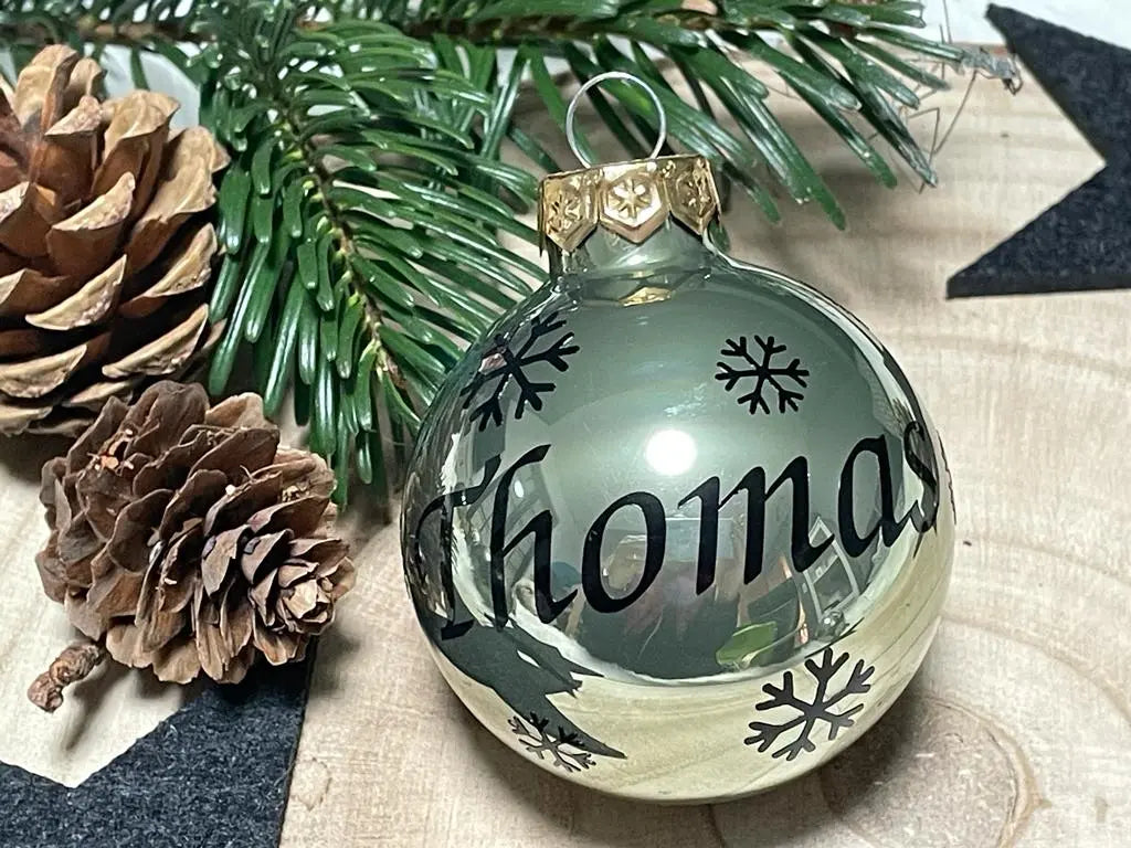 Christbaumkugel in Grün mit weißem Schriftzug „Papa“ und Sternmotiv