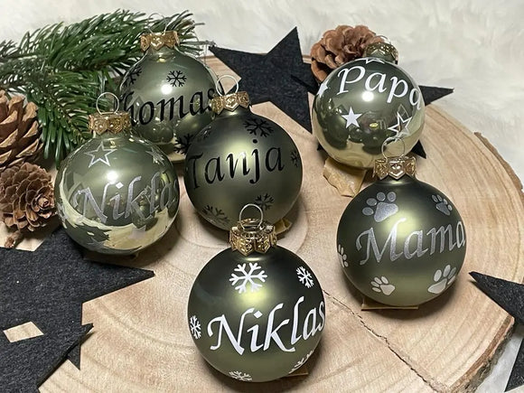 Personalisierte Weihnachtskugel aus Glas mit Name „Tanja“ und schwarzen Schneeflocken
