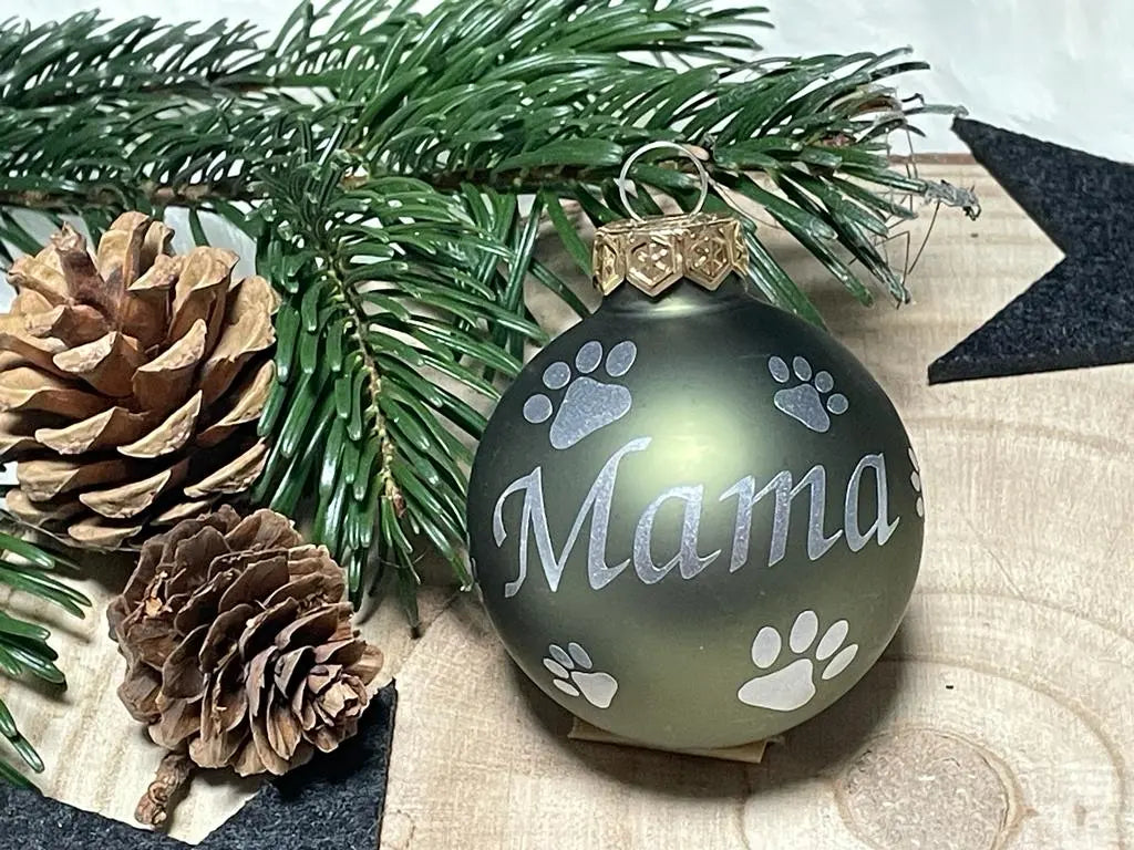 Glänzend grüne Weihnachtskugel mit Name „Thomas“ und weißen Sternen