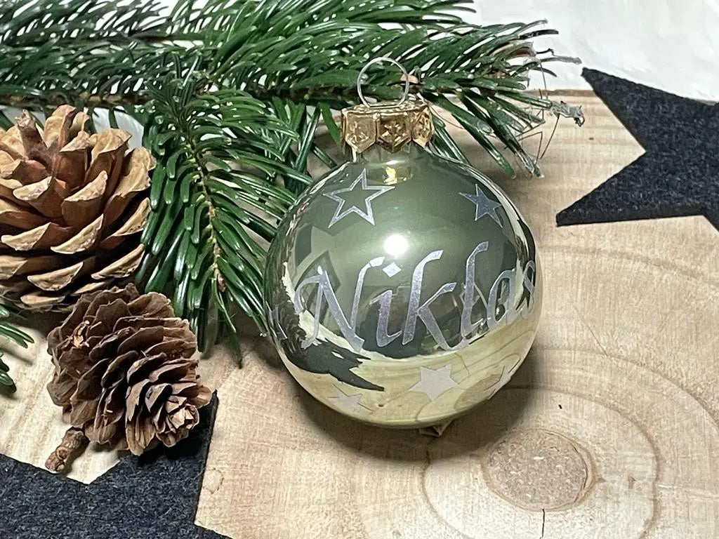 Set grüner Christbaumkugeln mit individuellen Namen und Wintermotiven
