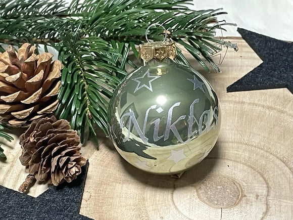 Set grüner Christbaumkugeln mit individuellen Namen und Wintermotiven