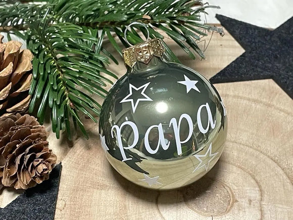 Geschenkidee: Weihnachtskugel in Tannengrün mit Namensaufdruck und Schneeflocken