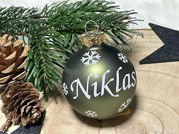 Handgefertigte Glaskugel in grünlichem Ton mit Namen „Amelie“ und Wintermotiv