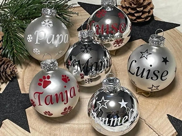 Silberne Weihnachtskugel mit Name „Papa“ und weißen Schneeflocken – personalisiert