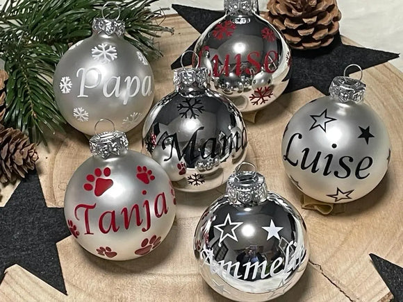 Silberne Weihnachtskugel mit Name „Papa“ und weißen Schneeflocken – personalisiert