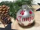 Matte Silberkugel mit roter Schrift „Tanja“ und Pfotenabdrücken – festlicher Baumschmuck
