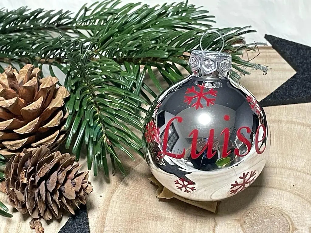 Glänzende Weihnachtskugel mit Name „Luise“ und schwarzen Sternen – aus Glas