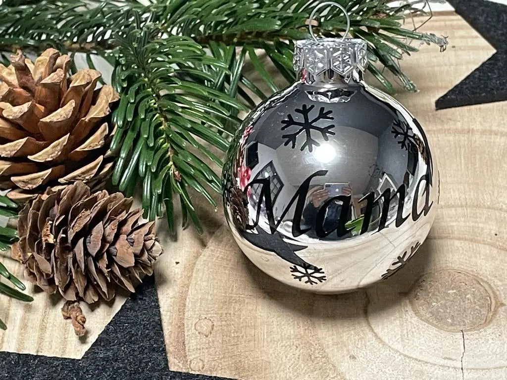 Weihnachtsdeko: Personalisierte Glaskugel mit Wunschtext in festlichem Silber
