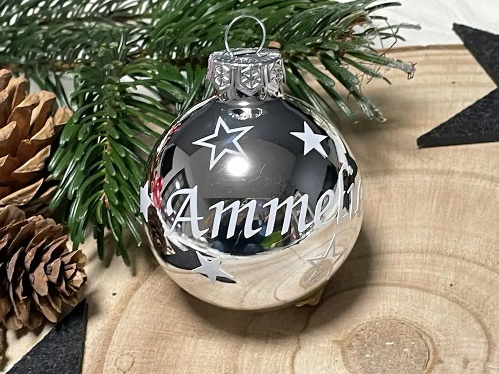 Handgefertigte Kugel in Silber mit Namensgravur – modernes Weihnachtsgeschenk