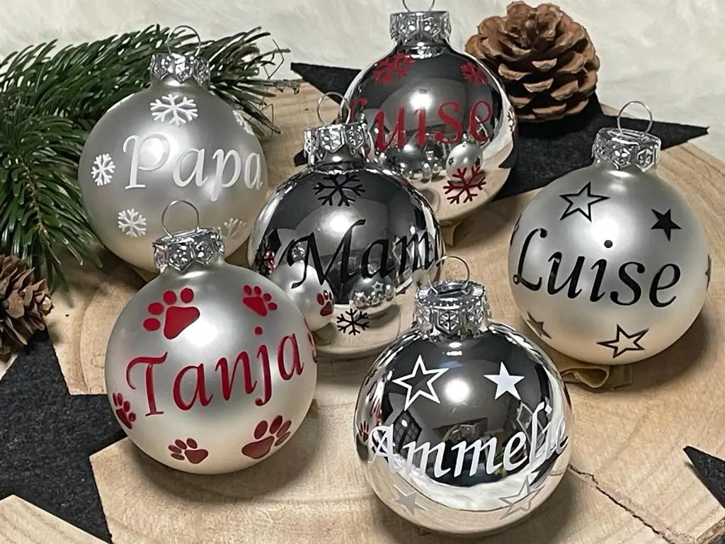 Set verspiegelter Weihnachtskugeln mit verschiedenen Namen & Wintermotiven