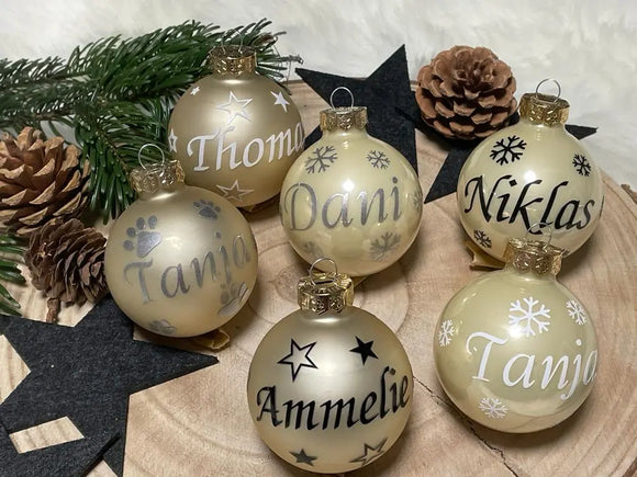Cremefarbene Weihnachtskugel mit Name „Thomas“ und weißen Sternen – personalisiert aus Glas
