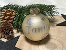 Personalisierte Christbaumkugel in Creme mit silbernem Schriftzug „Dani“ und Schneeflocken