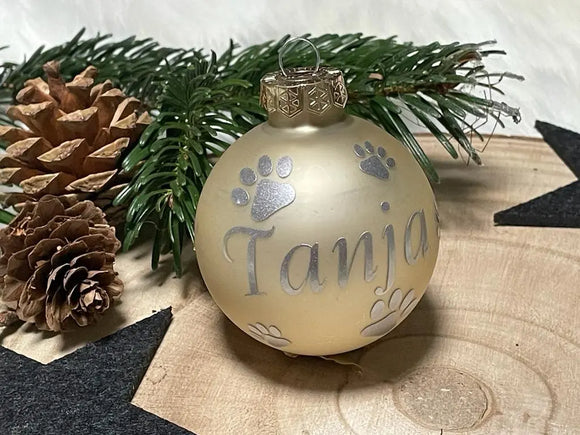 Personalisierte Christbaumkugel in Creme mit silbernem Schriftzug „Dani“ und Schneeflocken