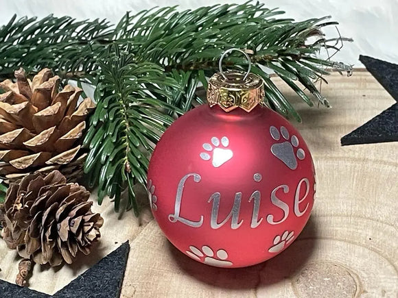 Christbaumkugel in Hummer-Rot mit dem Namen „Niklas“ und weißen Sternen – Geschenkidee zu Weihnachten