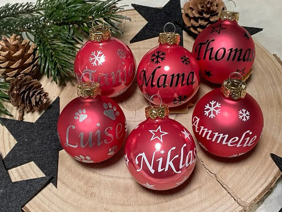 Weihnachtskugel Hummer mit schwarzem Schriftzug „Mama“ und Schneeflocken – personalisierte Glaskugel