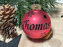 Edle Christbaumkugel mit Name „Thomas“ auf matter hummerfarbener Oberfläche