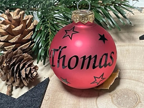 Edle Christbaumkugel mit Name „Thomas“ auf matter hummerfarbener Oberfläche