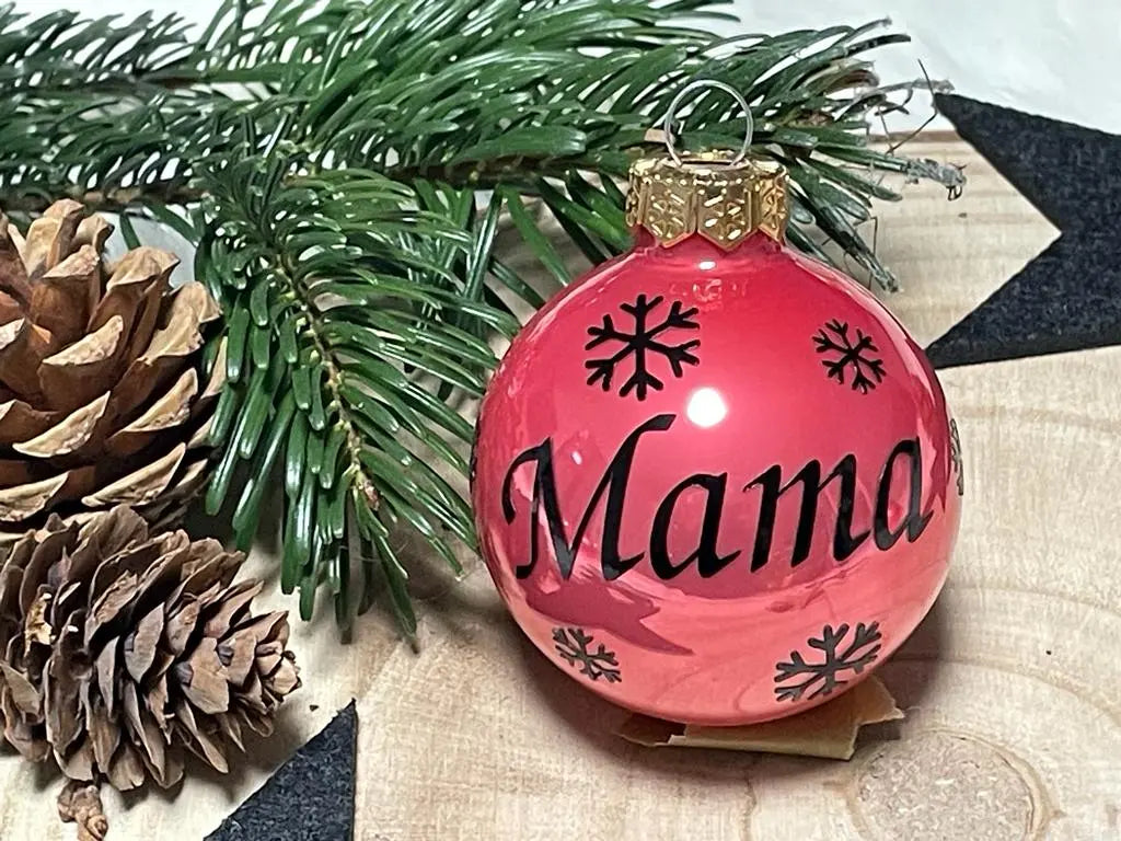 Glänzende Weihnachtskugel in Rosé-Rot mit Namen „Amelie“ und weißen Schneeflocken