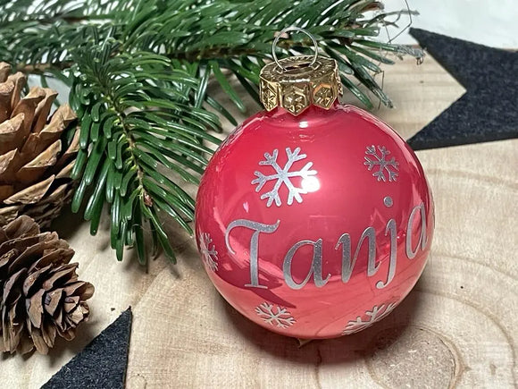 Personalisierte Weihnachtskugel „Ramona“ in Hummer-Rot mit Schneeflocken in Silber