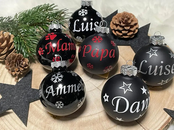 Schwarze Weihnachtskugel mit Name „Mama“ und roten Pfoten – personalisierte Glaskugel