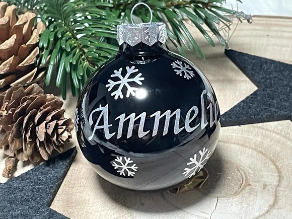 Weihnachtskugel Schwarz mit individueller Beschriftung in Silber – Geschenk für die Familie