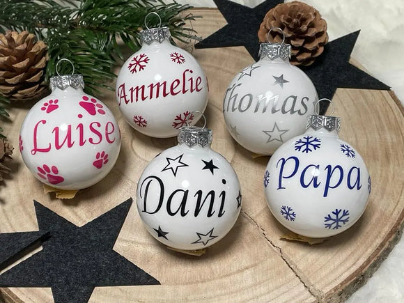 Weiße Weihnachtskugel mit Name „Luise“ und Pfotenmotiv – personalisierbar aus Glas