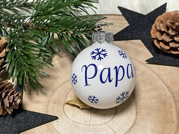 Personalisierte Glaskugel mit Name „Amelie“ und roten Schneeflocken als Weihnachtsdeko