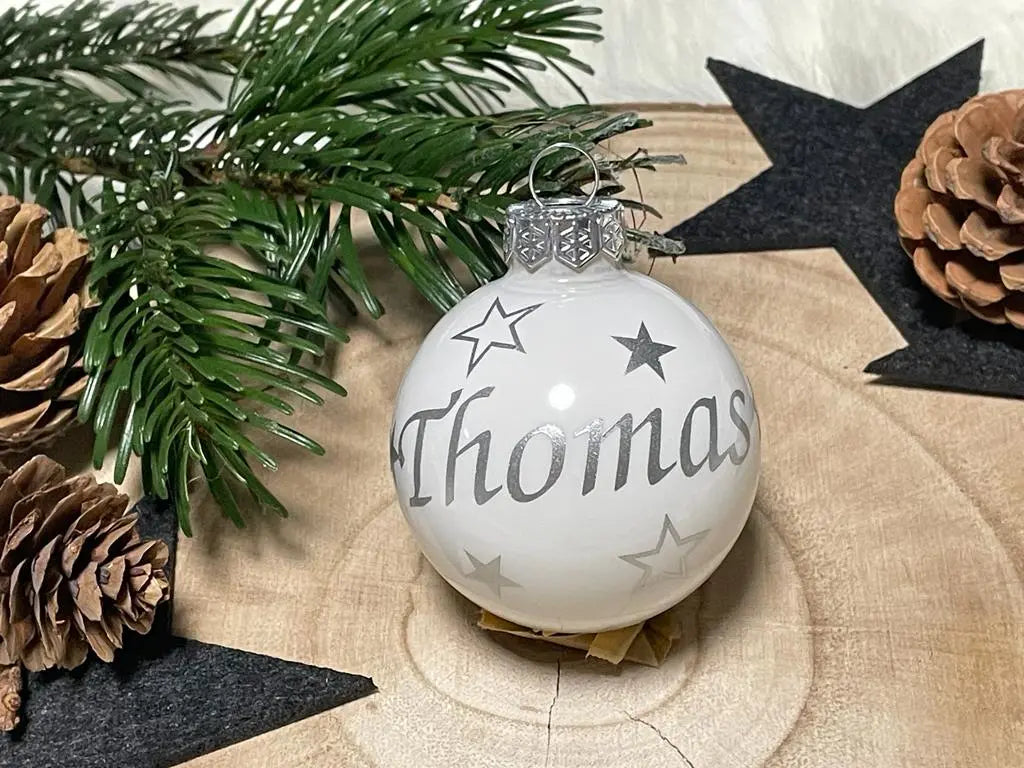 Glänzende Weihnachtskugel in Weiß mit Name & Dekor – Geschenkidee für Weihnachten