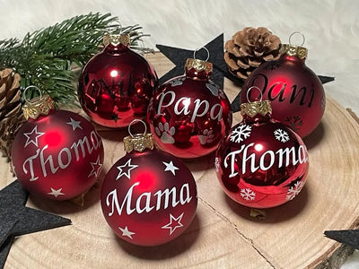 Weihnachtskugel mit Name „Mama“ in Rot mit Sternen