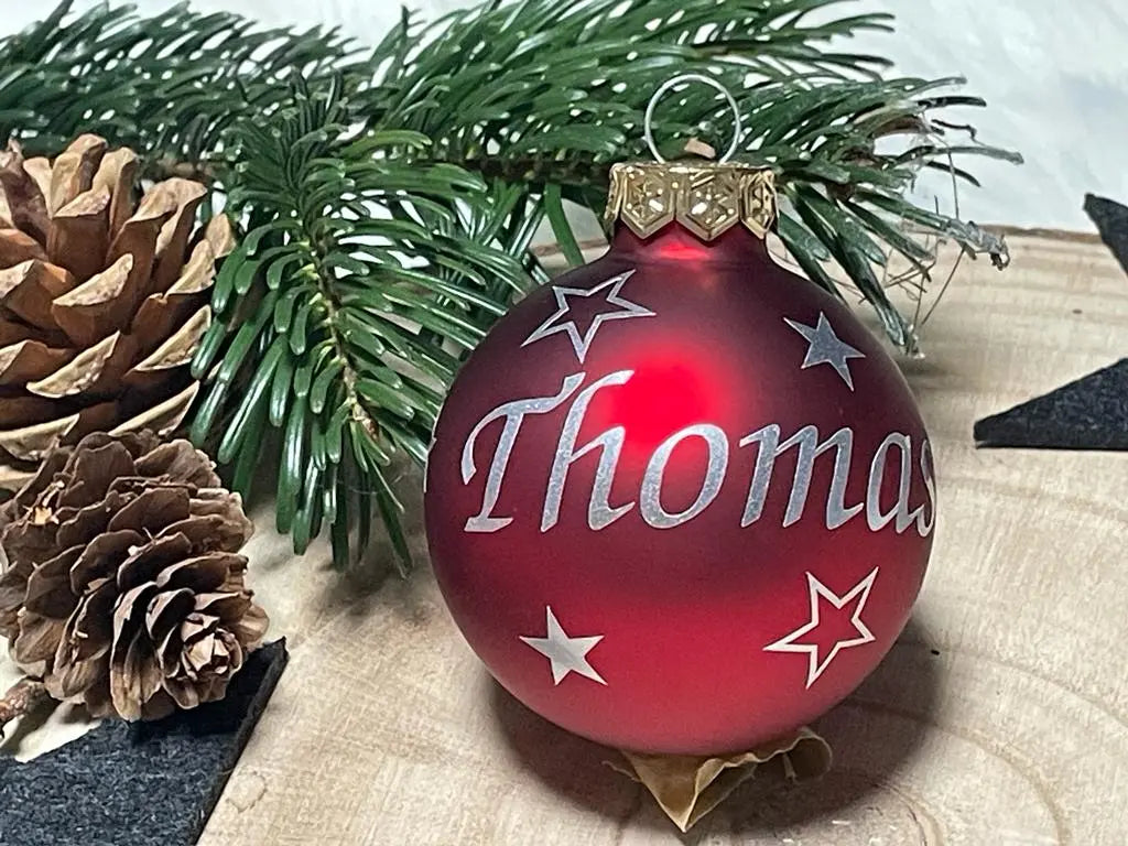 Rote Weihnachtskugel mit individueller Namensbeschriftung