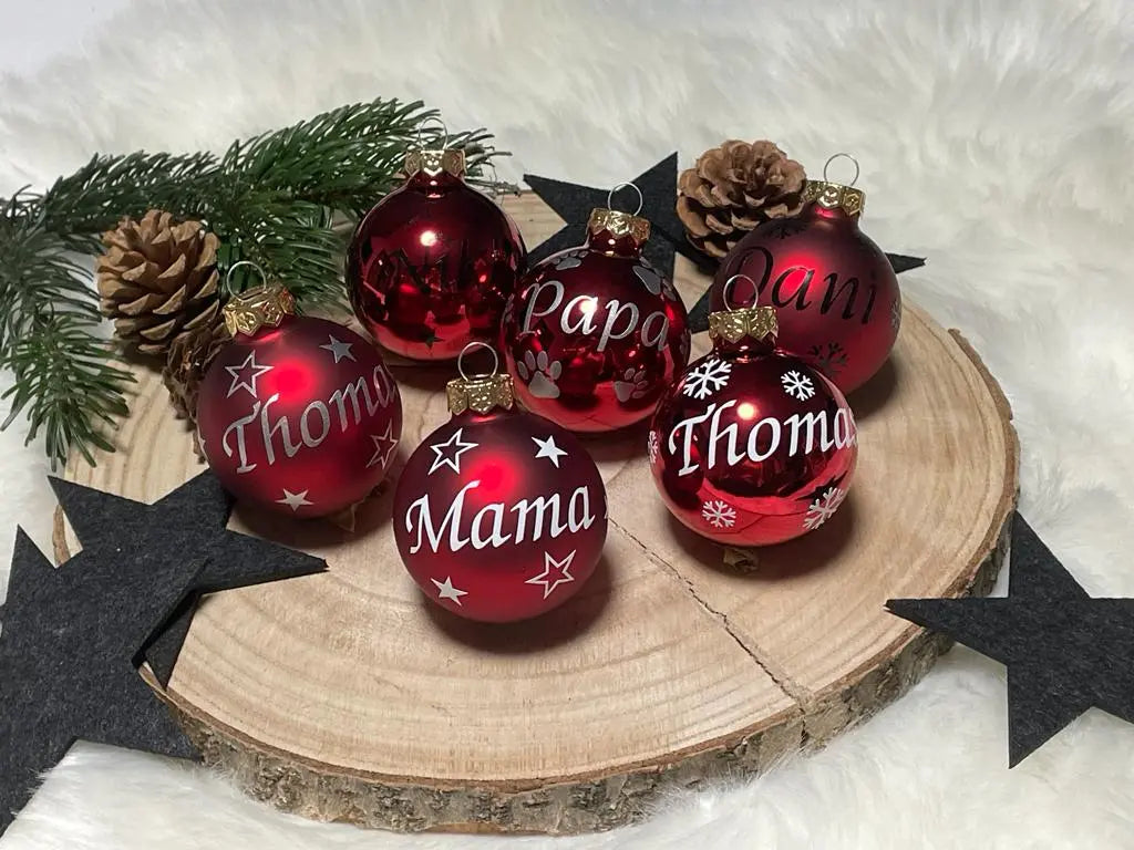 Set aus roten Christbaumkugeln mit individueller Beschriftung für die ganze Familie