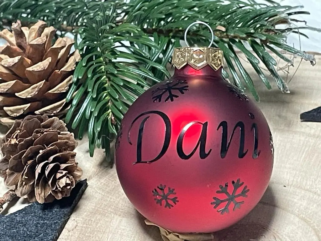 Personalisierte Weihnachtskugel mit silberner Aufschrift – Unikat für den Tannenbaum