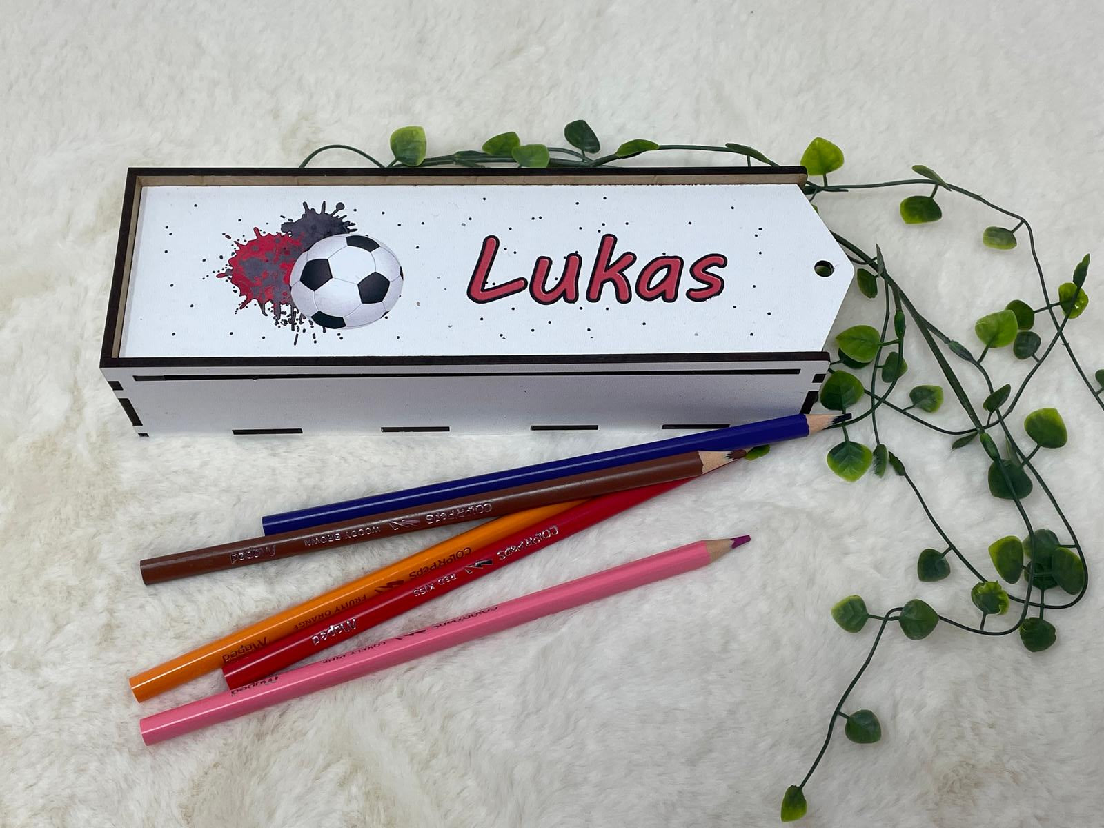 Stiftebox aus Holz Personalisiert | Geschenk Einschulung | Federmäppchen Holzbox stifte etui | Stiftehalter Schulanfang | Mädchen und Junge | Fussball Rot