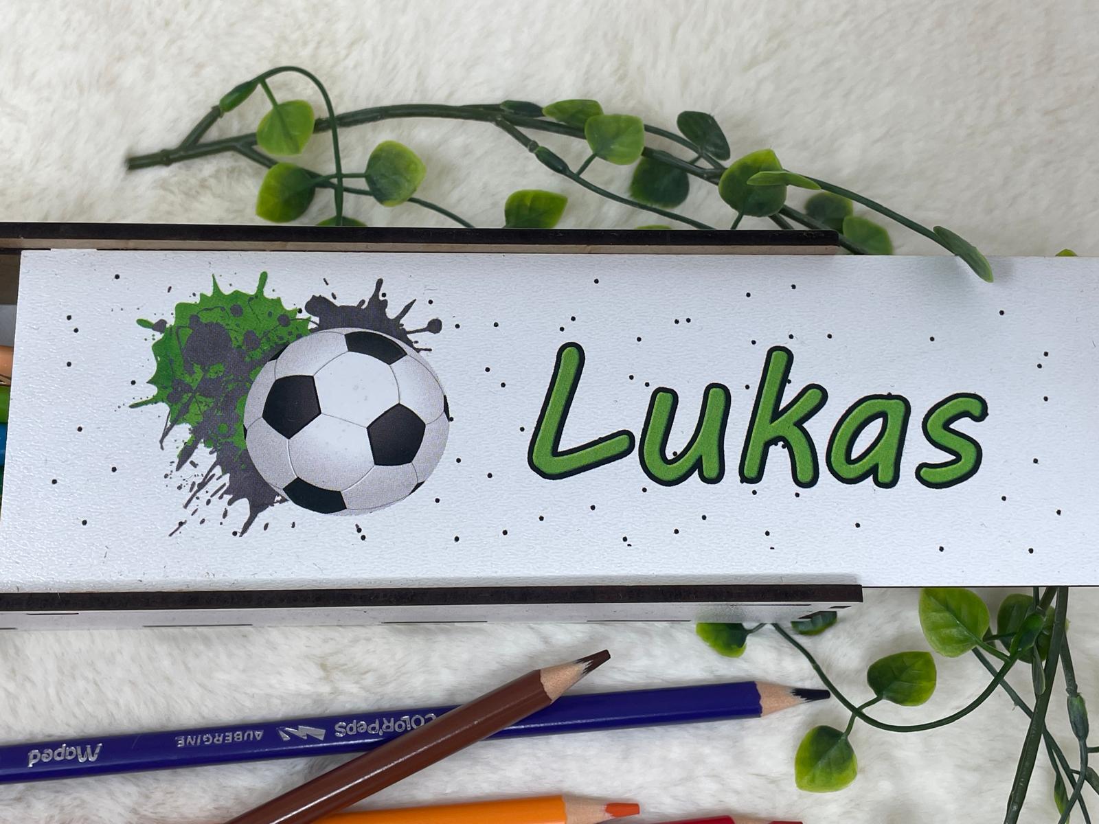 Stiftebox aus Holz Personalisiert | Geschenk Einschulung | Federmäppchen Holzbox stifte etui | Stiftehalter Schulanfang | Mädchen und Junge | Fussball grün