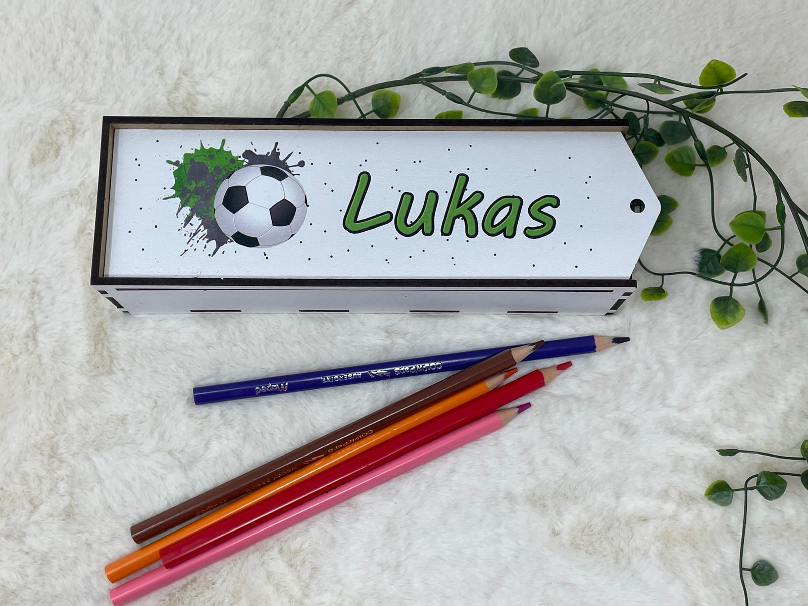 Stiftebox aus Holz Personalisiert | Geschenk Einschulung | Federmäppchen Holzbox stifte etui | Stiftehalter Schulanfang | Mädchen und Junge | Fussball grün