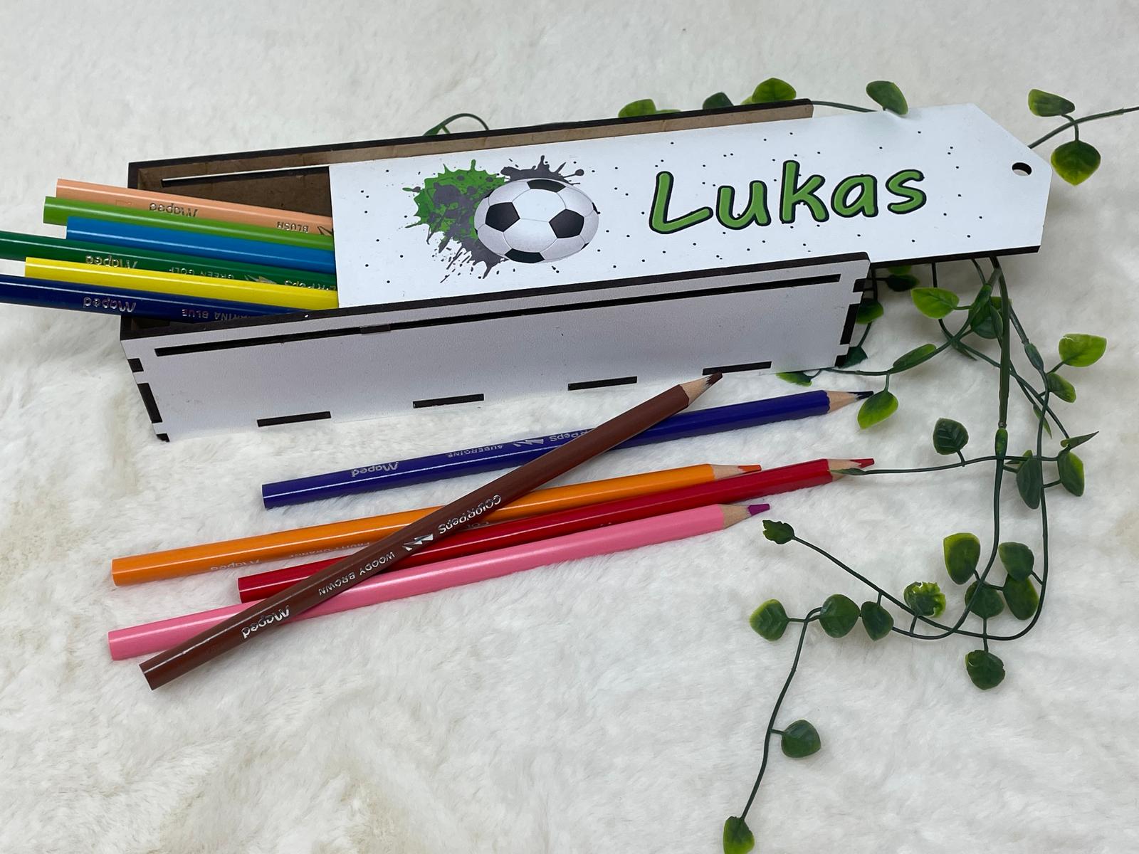 Stiftebox aus Holz Personalisiert | Geschenk Einschulung | Federmäppchen Holzbox stifte etui | Stiftehalter Schulanfang | Mädchen und Junge | Fussball grün