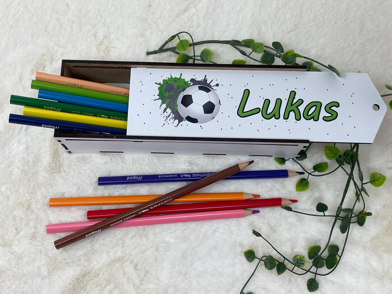 Stiftebox aus Holz Personalisiert | Geschenk Einschulung | Federmäppchen Holzbox stifte etui | Stiftehalter Schulanfang | Mädchen und Junge | Fussball grün