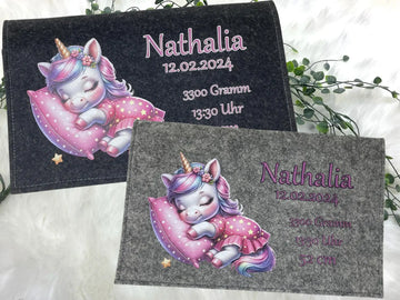 Personalisierte Windeltasche aus Filz mit schlafendem Einhorn und Geburtsdaten