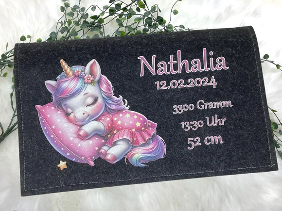 Wickeltasche mit Einhorn auf rosa Kissen – Babyname und Geburtsinformationen