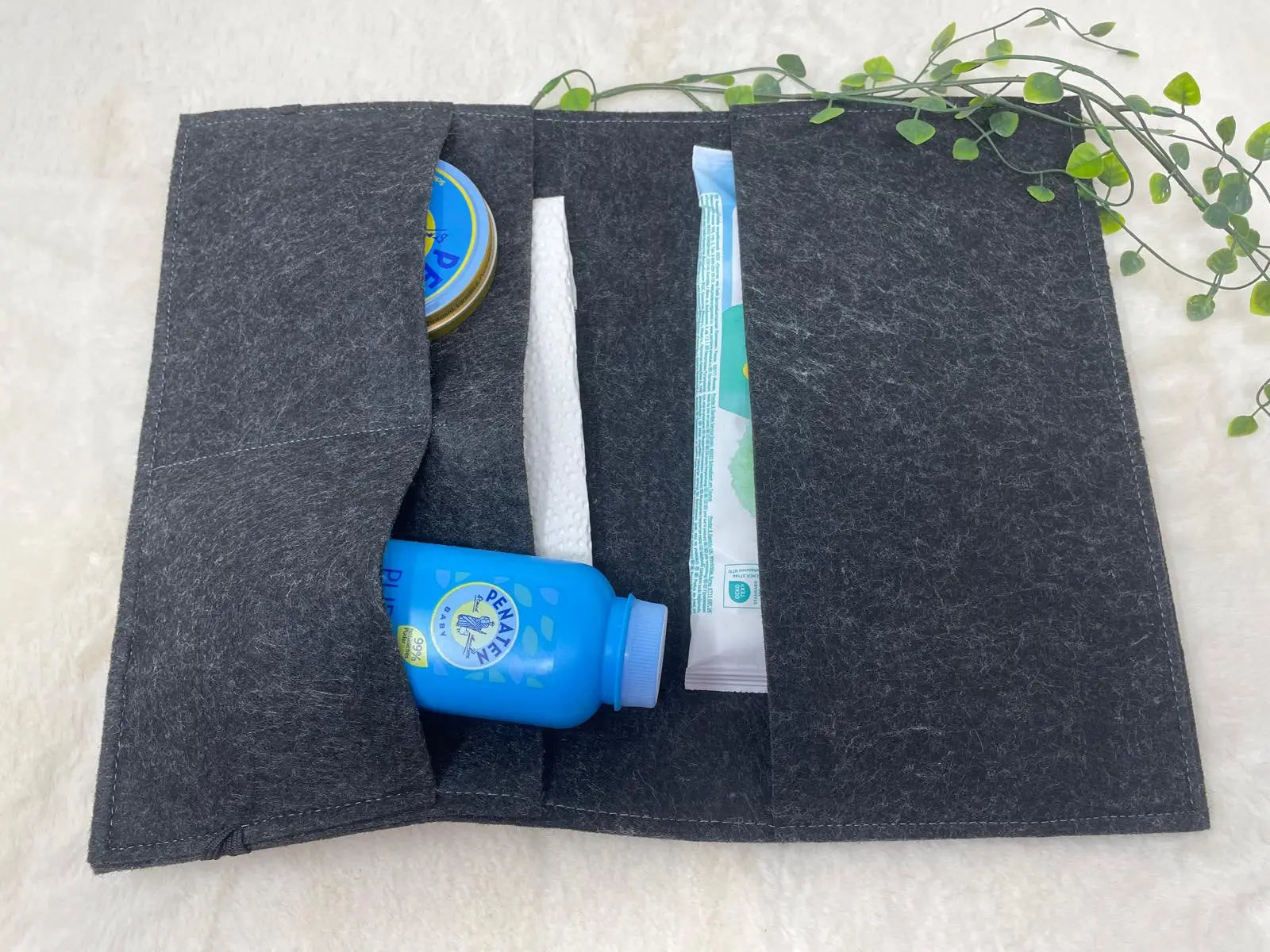 Windeltasche mit Namen Personalisiert aus Filz Praktische Wickeltasche für unterwegs Motiv Einhorn auf Mond Fadensalat-shop