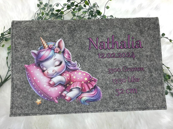 Einhorn mit Blumenkranz und Sternen – personalisierte Wickeltasche für Mädchen