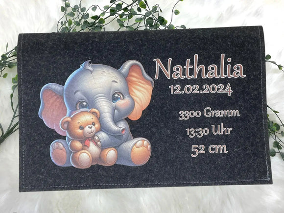 Wickeltasche mit Babyname „Nathalia“ und süßem Elefanten mit Kuscheltier
