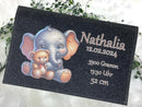 Filz-Wickeltasche mit Geburtsdaten und Elefant, der einen Teddybär umarmt
