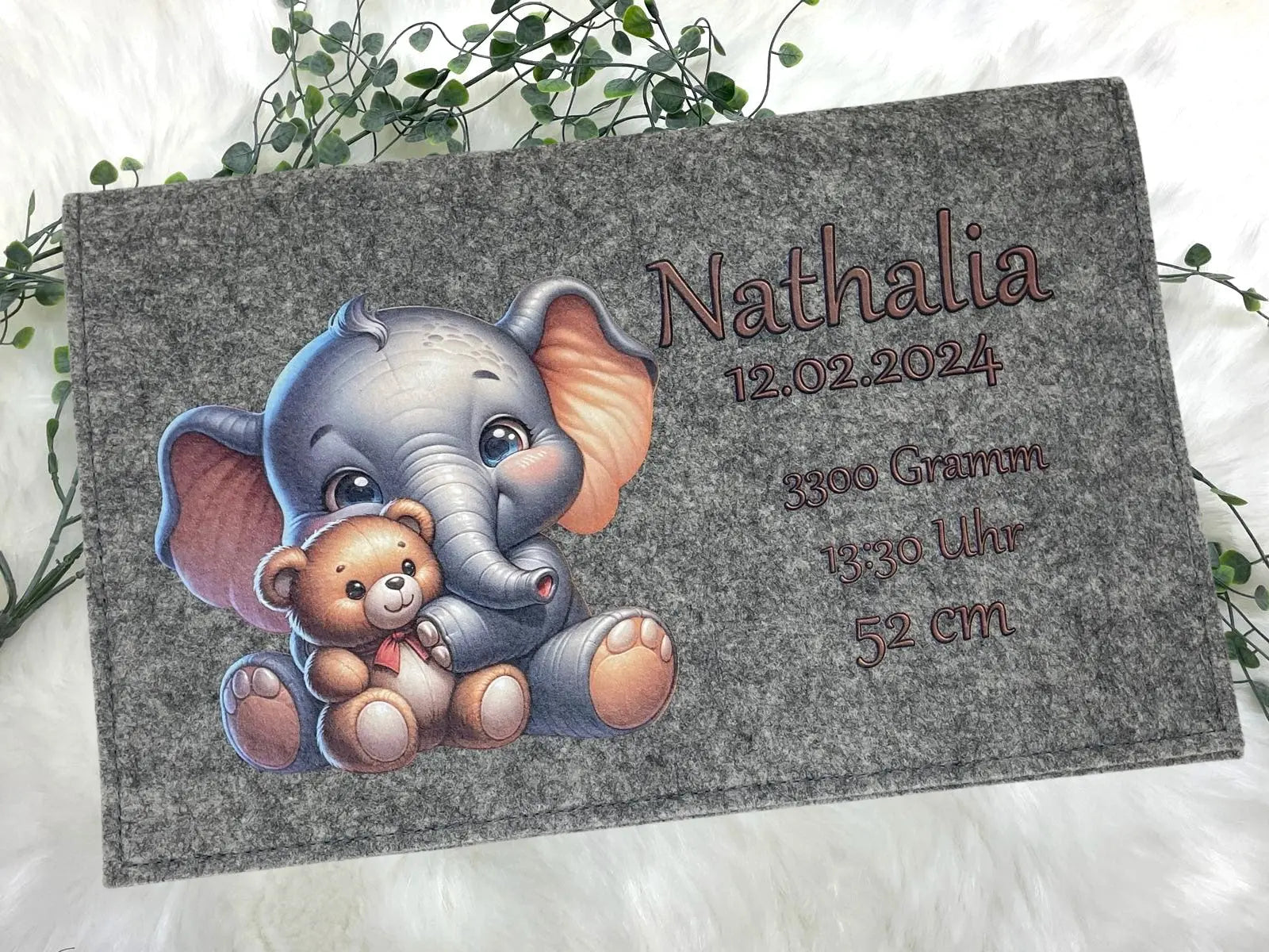 Baby-Wickeltasche aus Filz in Grau mit Elefanten-Motiv und personalisierten Angaben