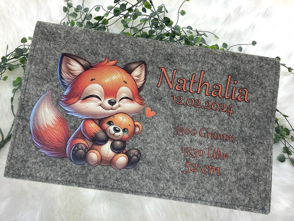 Praktische Wickeltasche aus grauem Filz mit Fuchs und Bär – personalisiert für Babys