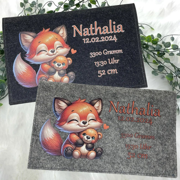 Fuchs & Teddy auf grauer Windeltasche – personalisierbar mit allen Babyinfos