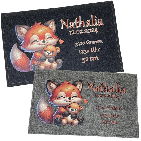 Individuelles Babygeschenk: Windeltasche aus Filz mit Geburtsdaten und Tiermotiv