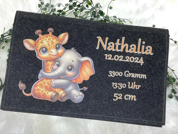 Filztasche zur Geburt mit niedlicher Giraffe und Elefant – liebevoll umarmt
