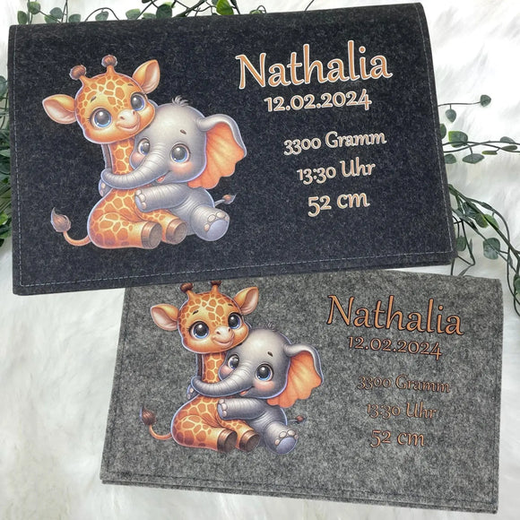 Windeltasche mit Name „Nathalia“ und zwei liebevollen Tierfiguren