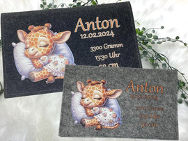 Personalisierte Windeltasche aus Filz mit schlafender Giraffe auf Kissen